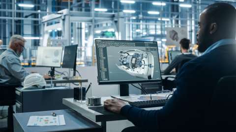 在现代化工厂中，工程师坐办公桌前，在 HPC 计算机上设计并模拟三维模型