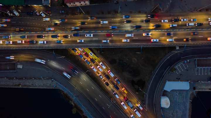 高空拍摄夜晚在高速公路上带灯行驶的车辆